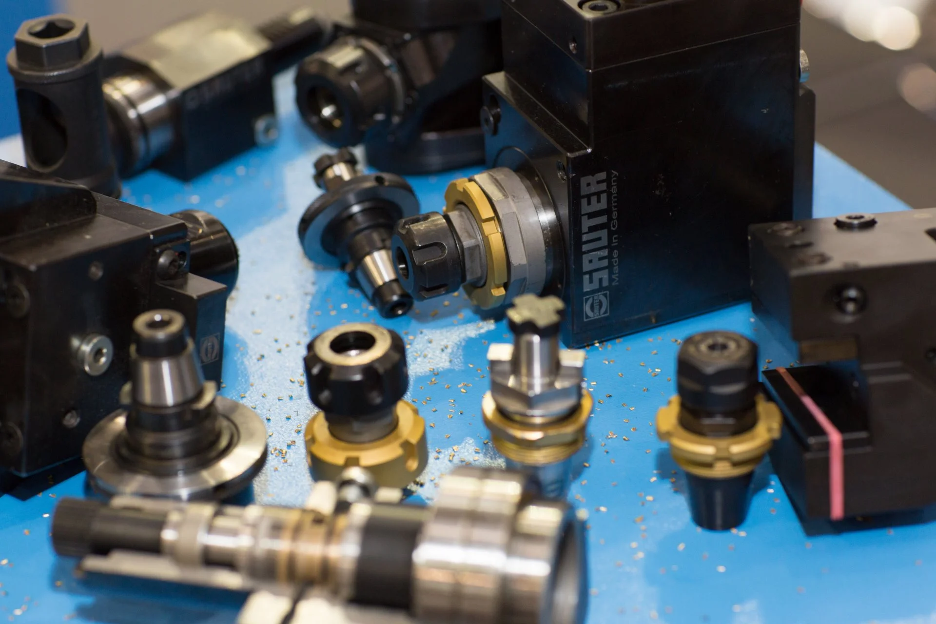 Teknologisten työkalujen valmistaja CNC-koneisiin ja automaattisahaamokoneisiin