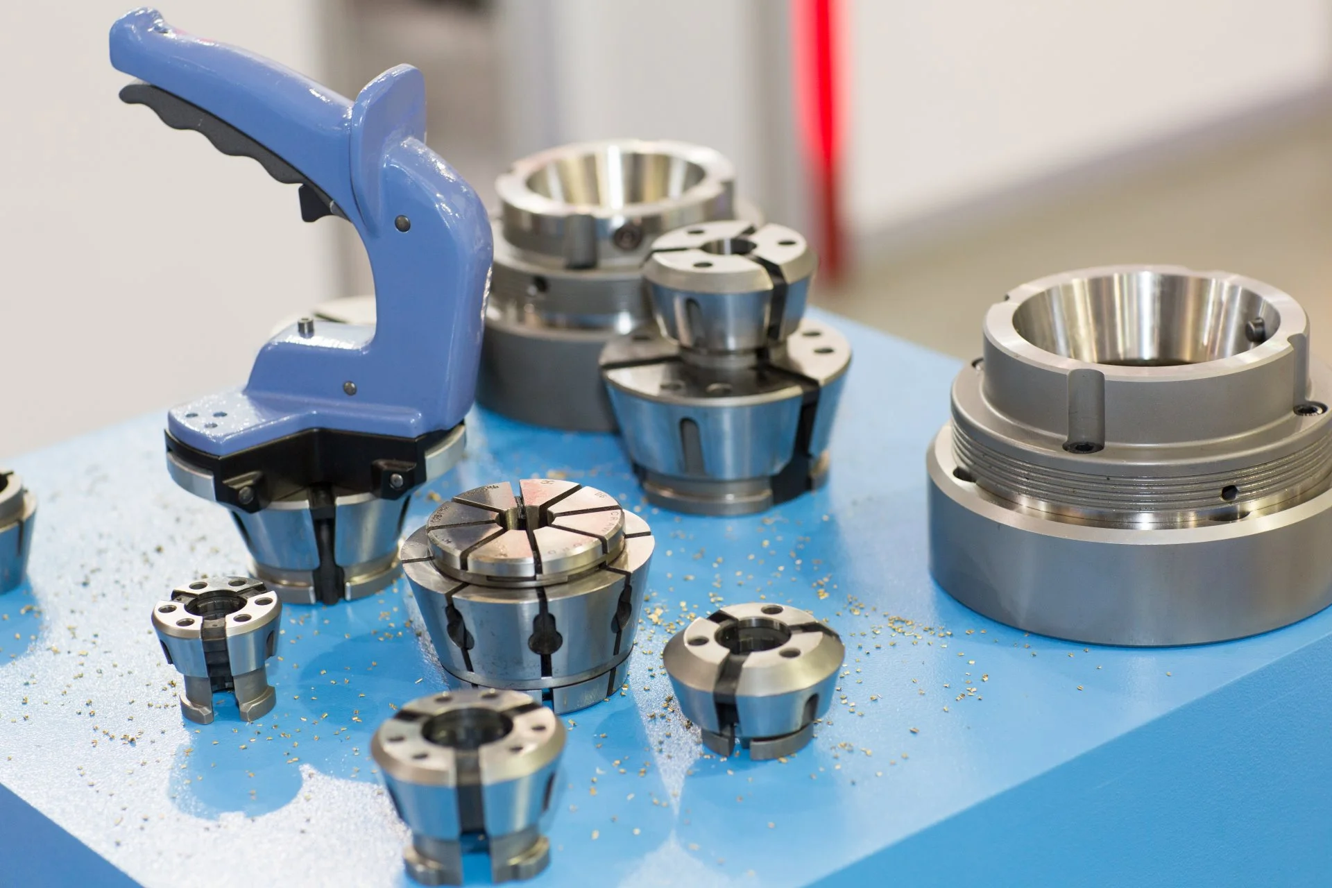 Teknologisten työkalujen valmistaja CNC-koneisiin ja automaattisahaamokoneisiin